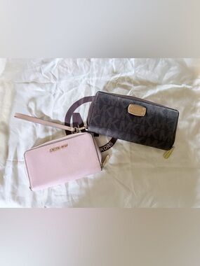 Michael Kors Light Pink and Brown Signature Zip Wallet Set